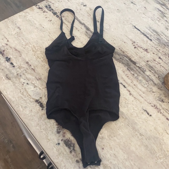 SKIMS sculpting bodysuit - Picture 3 of 5